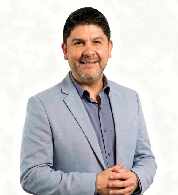 Cristián Araya L. sonriendo